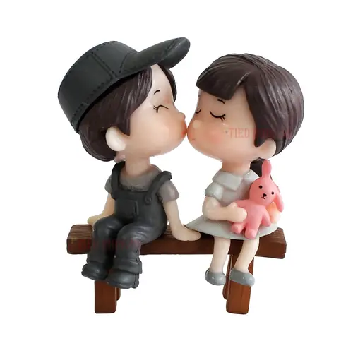 Best Romantic Kissing Couple Statue